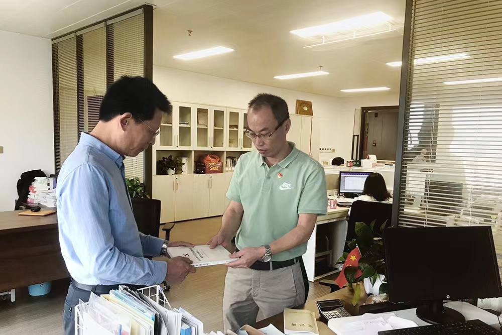 公司紀檢委員為權(quán)屬企業(yè)負責(zé)人發(fā)放《釋讀》.jpg